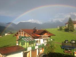 Haus Regenacker mit Regenbogen